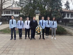 Снимка пред паметника на Васил Левски в гр. Добрич напът за поднасяне на венес пред паметника на Хан Аспарух