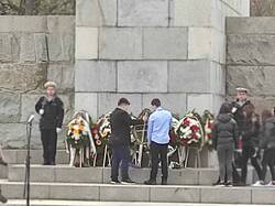 Йордан и Красимир поднасят венец на паметника на хан Аспарух