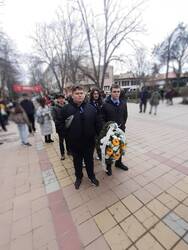 Красимир и Йордан с венеца наредени в шествието под име "Първите"