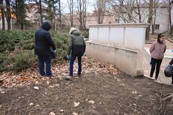 Почистване на паметника от момчетата