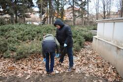 Момчетата почистват още една част от пропуснатия боклук