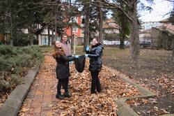 Почистване на паметника от момичетата