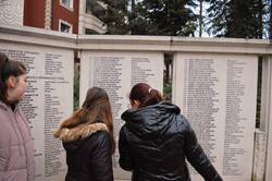 Разглеждане на плочите с загиналите при ПСВ