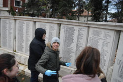 Гошето се усмихва на камерата докато другите разглеждат