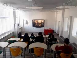 Гледане нa филма "Помни войната" с изглед отгоре